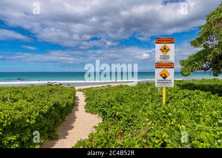 Beach at the west coast, sign warning strong current, Hapuna Beach State Park, Big Island, Hawaii Stock Photo