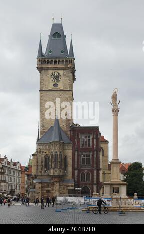 Marian Column (Mariánský sloup) in front on the Old Town Hall (Staroměstská radnice) in Old Town Square (Staroměstské náměstí) in Prague, Czech Republic. The original column dated from 1652 was destroyed in November 1918, shortly after the independence of Czechoslovakia from the Austro-Hungarian Empire was proclaimed. The copy of the Marian Column was erected on the same place on 4 June 2020. Stock Photo