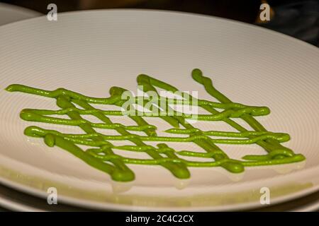 Plate decoration for a star menu begins with a green pattern from the spray bottle. Rheingau Gourmet Festival in Hattenheim, Eltville am Rhein, Germany Stock Photo