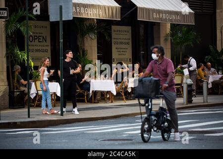New York, USA. 25th June, 2020. People dine outside a restaurant in New York, the United States, June 25, 2020. The number of COVID-19 cases in the United States topped 2.4 million on Thursday, reaching 2,404,781 as of 3:34 p.m. (1934 GMT), according to the Center for Systems Science and Engineering at Johns Hopkins University. Meanwhile, the national death toll reached 122,370, according to the tally. Credit: Michael Nagle/Xinhua/Alamy Live News Stock Photo