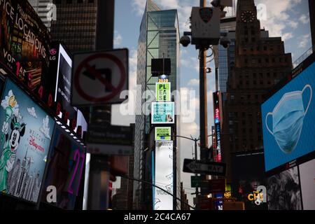 New York, USA. 25th June, 2020. Social distancing signs are displayed on electronic billboards on Times Square in New York, the United States, June 25, 2020. The number of COVID-19 cases in the United States topped 2.4 million on Thursday, reaching 2,404,781 as of 3:34 p.m. (1934 GMT), according to the Center for Systems Science and Engineering at Johns Hopkins University. Meanwhile, the national death toll reached 122,370, according to the tally. Credit: Michael Nagle/Xinhua/Alamy Live News Stock Photo
