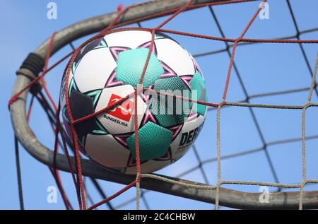 Dulmen, Deutschland. 26th June, 2020. firo: 25.06.2020 Football, 2020/2021 Ball of the new season from Derbystar, in the goal net, goal, depositor, background, ball, ball of the season 2020/2021 DERBYSTAR presents the official ball of the 1.Bundesliga and 2.Bundesliga for the season 2020/21, Derbystar Bundesliga Brillant APS Spielball 2020/21 | usage worldwide Credit: dpa/Alamy Live News Stock Photo