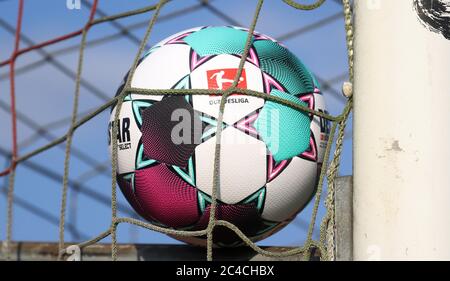 Dulmen, Deutschland. 26th June, 2020. firo: 25.06.2020 Football, 2020/2021 Ball of the new season from Derbystar, in the goal net, goal, depositor, background, ball, ball of the season 2020/2021 DERBYSTAR presents the official ball of the 1.Bundesliga and 2.Bundesliga for the season 2020/21, Derbystar Bundesliga Brillant APS Spielball 2020/21 | usage worldwide Credit: dpa/Alamy Live News Stock Photo