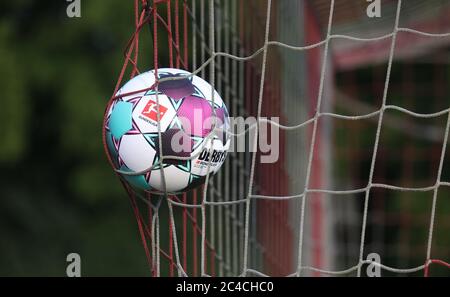 Dulmen, Deutschland. 26th June, 2020. firo: 25.06.2020 Football, 2020/2021 Ball of the new season from Derbystar, in the goal net, goal, depositor, Buli logo background, ball, ball of the season 2020/2021 DERBYSTAR presents the official ball of the 1st Bundesliga and 2nd Bundesliga for the season 2020/21, Derbystar Bundesliga Brillant APS Spielball 2020/21 | usage worldwide Credit: dpa/Alamy Live News Stock Photo