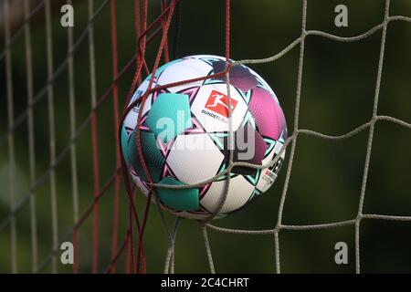 Dulmen, Deutschland. 26th June, 2020. firo: 25.06.2020 Football, 2020/2021 Ball of the new season from Derbystar, in the goal net, goal, depositor, Buli logo background, ball, ball of the season 2020/2021 DERBYSTAR presents the official ball of the 1st Bundesliga and 2nd Bundesliga for the season 2020/21, Derbystar Bundesliga Brillant APS Spielball 2020/21 | usage worldwide Credit: dpa/Alamy Live News Stock Photo