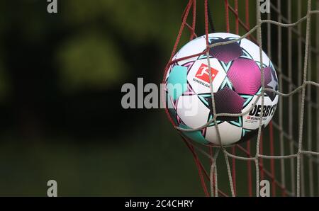 Dulmen, Deutschland. 26th June, 2020. firo: 25.06.2020 Football, 2020/2021 Ball of the new season from Derbystar, in the goal net, goal, depositor, Buli logo background, ball, ball of the season 2020/2021 DERBYSTAR presents the official ball of the 1st Bundesliga and 2nd Bundesliga for the season 2020/21, Derbystar Bundesliga Brillant APS Spielball 2020/21 | usage worldwide Credit: dpa/Alamy Live News Stock Photo