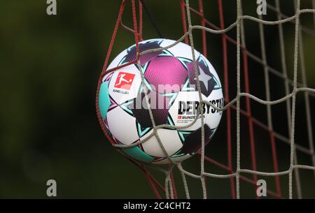 Dulmen, Deutschland. 26th June, 2020. firo: 25.06.2020 Football, 2020/2021 Ball of the new season from Derbystar, in the goal net, goal, depositor, Buli logo background, ball, ball of the season 2020/2021 DERBYSTAR presents the official ball of the 1st Bundesliga and 2nd Bundesliga for the season 2020/21, Derbystar Bundesliga Brillant APS Spielball 2020/21 | usage worldwide Credit: dpa/Alamy Live News Stock Photo