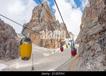 Cable car going up to the Monte Cristallo Massif in the Dolomites (Cortina d'Ampezzo, Italy) Stock Photo