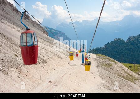 Colorful cable car leading to Forcella Staunies, in the Mount Cristallo massif (Cortina d'Ampezzo, Dolomites, Italy) Stock Photo