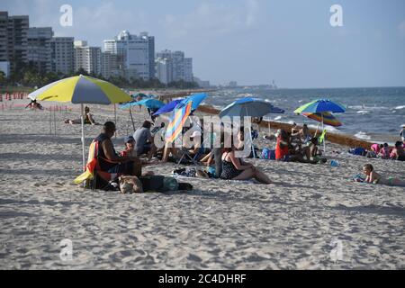 Fort Lauderdale, FL, USA. 25th June, 2020. People are seen at Lauderdale By The Sea as Florida reports another record spike in coronavirus cases, Florida's Covid-19 surge shows the state's reopening plan is not working on June 25, 2020 in Fort Lauderdale Beach, Florida. Credit: Mpi04/Media Punch/Alamy Live News Stock Photo