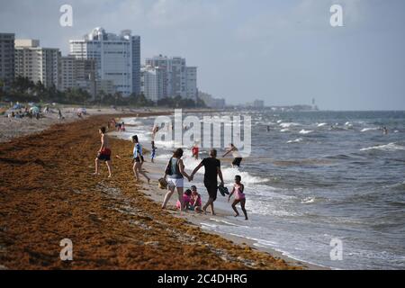 Fort Lauderdale, FL, USA. 25th June, 2020. People are seen at Lauderdale By The Sea as Florida reports another record spike in coronavirus cases, Florida's Covid-19 surge shows the state's reopening plan is not working on June 25, 2020 in Fort Lauderdale Beach, Florida. Credit: Mpi04/Media Punch/Alamy Live News Stock Photo