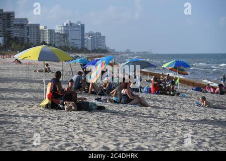 Fort Lauderdale, FL, USA. 25th June, 2020. People are seen at Lauderdale By The Sea as Florida reports another record spike in coronavirus cases, Florida's Covid-19 surge shows the state's reopening plan is not working on June 25, 2020 in Fort Lauderdale Beach, Florida. Credit: Mpi04/Media Punch/Alamy Live News Stock Photo