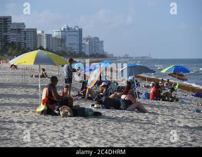 Fort Lauderdale, FL, USA. 25th June, 2020. People are seen at Lauderdale By The Sea as Florida reports another record spike in coronavirus cases, Florida's Covid-19 surge shows the state's reopening plan is not working on June 25, 2020 in Fort Lauderdale Beach, Florida. Credit: Mpi04/Media Punch/Alamy Live News Stock Photo