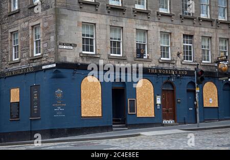 Edinburgh, Scotland, UK. 26 June 2020. Some city centre pubs and restaurants are still boarded up as they were at the beginning of the Pandemic crisis in Scotland, but others are showing some signs of life such as painting and decoration and perhaps alterations to meet the new requirements of social distancing. Pictured: The World's End pub historic  bar in The Royal Mile remains boarded up. Stock Photo