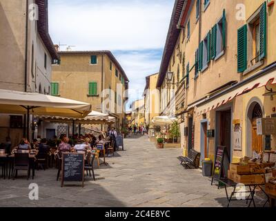 Tourist dining al fresco in Castellina in Chianti. Tuscany, Italy. Stock Photo