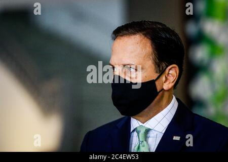 SÃO PAULO, SP - 26.06.2020: DORIA PRORROGA QUARENTENA ATÉ 14 DE JULHO - The Governor of the State of São Paulo, João Doria announces during a press conference this Friday (26th), at the Palácio dos Bandeirantes, the extension of the quarantine in the State that will be from June 29 to July 14. It also announced the flexibilization of the city of São Paulo, which advances to phase 3 yellowish São Paulo plan, in the fight against the new coronavirus (Covid-19), where beauty salons, bars and restaurants may open during reduced hours. (Photo: Aloisio Mauricio/Fotoarena) Stock Photo