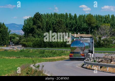 Tank truck for the transport of food liquids circulating on the highway ...
