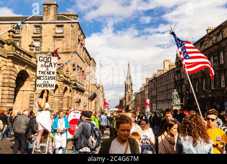 Edinburgh High Street, during the International Festival Fringe, Scotland, United Kingdom. Stock Photo