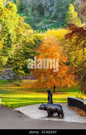 Statue of Wojtek, the 'Soldier Bear' who saw action in World War Two in Edinburgh's Princes Street Gardens, Scotland, United Kingdom. Stock Photo