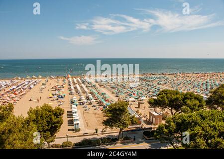 Überfüllter Strand am Meer Stock Photo