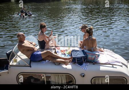 London, UK. 27th June 2020. River enthusiasts enjoy the hot weather along the River Thames near Hampton Court as lockdown restrictions are further eased across England and people are able to meet up with friends as the coronavirus  pandemic infecton numbers continue to decrease. June 26th 2020, Hampton, Southwest London, England United KIngdom Credit: Clickpics/Alamy Live News