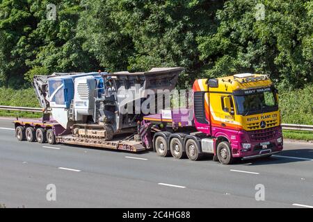 Ruttle Plant Ltd Heavy haulage delivery trucks, lorry, transportation, truck, Kleemann Mobicat MC110R Jaw crusher,carrier, oversize loads, abnormal, contractors, oversize load, specialist transporters, special-purpose vehicles.  European commercial transport industry HGV, M6 at Manchester, UK Stock Photo