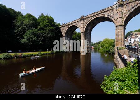 Knaresborough Viaduct & the River Nidd in Knaresborough Stock Photo