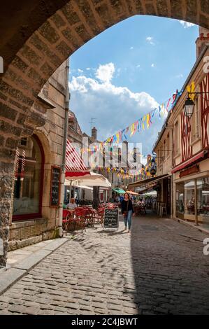 Sauvigny gate (15th century) and Buffon street in the medieval town of Saumur-en-Auxois, Cote d’Or (21), Bourgogne-Franche-Comte region, France Stock Photo