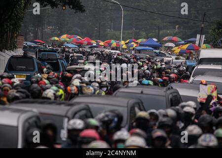 Bogor, Indonesia. 28th June, 2020. Vehicle seen with traffic jam at a road in Puncak, Bogor, West Java, Indonesia, June 28, 2020. after the Indonesian government lifted restrictions on movements amid concerns about the spread of coronavirus disease (COVID-19). (Photo by Aditya Saputra/INA Photo Agency/Sipa USA) Credit: Sipa USA/Alamy Live News Stock Photo