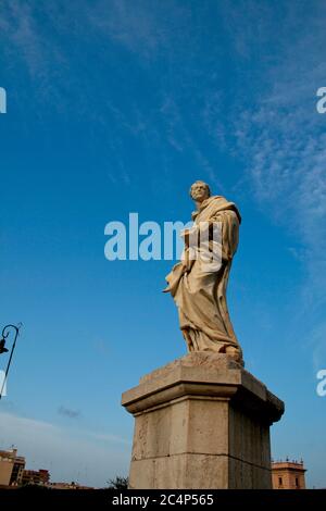 València, Comunidad Valenciana, Spain, Europe. Baroque stone statue of St. Louis Bertrand (San Luis Beltrán) at the Trinity Bridge (Puente de la Trinidad). The bridge was built in the Gothic style by Pedro Viñes in the 14th century, on the remnants of a Moorish bridge made of wood. Stock Photo