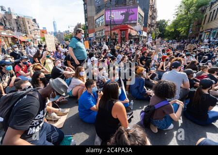BLM demonstrators sit down and gather in the middle of the Avenue Stock Photo