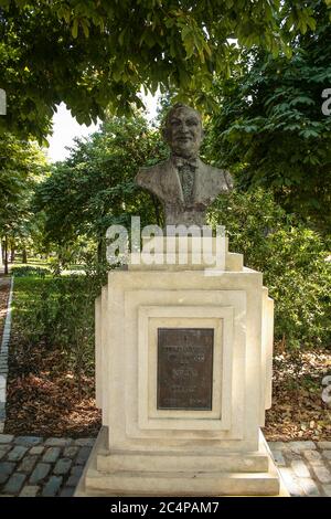 Madrid, Comunidad de Madrid, Spain, Europe.. El Retiro Park (Parque del Retiro). Bust dedicated to the Mexican tenor and actor Pedro Vargas, made by the sculptor Luis Antonio Sanguino (1991). Stock Photo