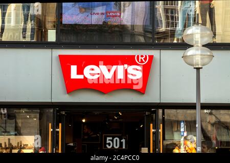 Munich, Germany : Levi's store, Munich. Founded in 1853, Levi Strauss is an  American clothing company known worldwide for its brand of denim jeans  Stock Photo - Alamy
