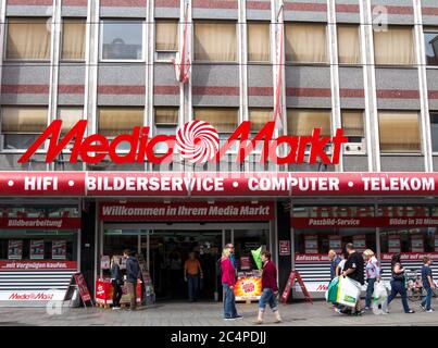 History of MEDIA MARKT Media Markt is a German chain of stores selling  consumer electronics with numerous branches throughout Europe. It is  Europe's largest. - ppt video online download