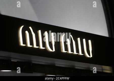 MIU MIU fashion boutique window, Via Della Spiga, Milan, Milano Stock ...