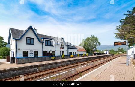 LOCH CARRON ROSS-SHIRE WEST COAST OF SCOTLAND AND SCOTRAIL STRATHCARRON STATION PLATFORM ON THE INVERNESS TO KYLE OF LOCHALSH LINE Stock Photo