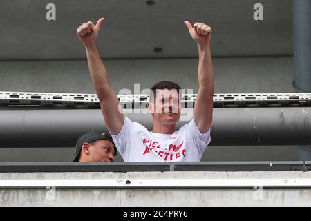 Stuttgart, Germany. 28th June, 2020. Football: 2nd Bundesliga, VfB Stuttgart - Darmstadt 98, 34th day of play in the Mercedes-Benz Arena. Stuttgart's Mario Gomez (r) and his team-mates celebrate the promotion with the fans Credit: Tom Weller/dpa/Alamy Live News Stock Photo