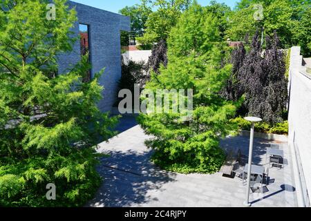 PRINCETON, NJ -14 JUN 2020- View of the Andlinger Center for Energy and the Environment, designed by Tod Williams Billie Tsien architects, on the camp Stock Photo