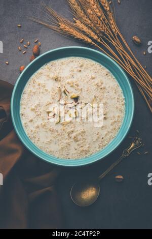 Daliya kheer or Dalia Payasam – Broken or Cracked wheat and milk porridge with sugar cooked in Indian way. Dalia is a popular breakfast cereal in Nort Stock Photo