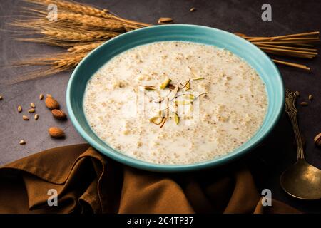 Daliya kheer or Dalia Payasam – Broken or Cracked wheat and milk porridge with sugar cooked in Indian way. Dalia is a popular breakfast cereal in Nort Stock Photo