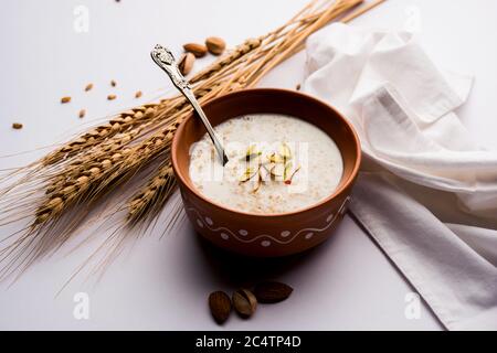 Daliya kheer or Dalia Payasam – Broken or Cracked wheat and milk porridge with sugar cooked in Indian way. Dalia is a popular breakfast cereal in Nort Stock Photo