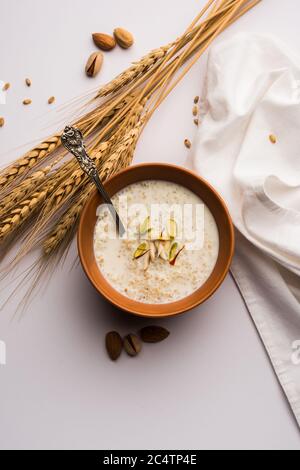 Daliya kheer or Dalia Payasam – Broken or Cracked wheat and milk porridge with sugar cooked in Indian way. Dalia is a popular breakfast cereal in Nort Stock Photo