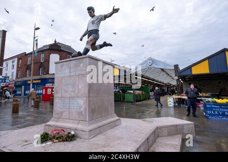 A statue of footballer Duncan Edwards in Dudley town centre.  Edwards died in the Munich plane crash killing him and other Manchester United team members. Edwards came from Dudley. Stock Photo