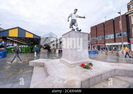 A statue of footballer Duncan Edwards in Dudley town centre.  Edwards died in the Munich plane crash killing him and other Manchester United team members. Edwards came from Dudley. Stock Photo
