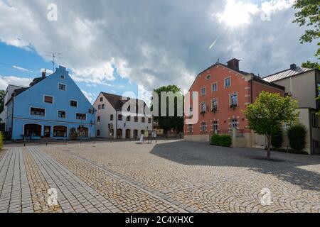 Au in der Hallertau in Oberbayern, Marktplatz mit Rathaus im Sommer