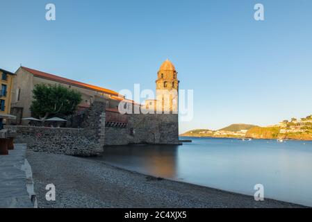 Coliure, France :  2020 june 22 : Beautiful autumn day in the tourist city of Colliure in Occitania whit on back the church of Notre dames des Anges, Stock Photo