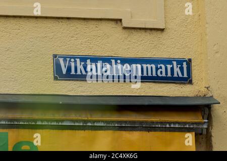 Straßenschild 'Viktualienmarkt' in München Stock Photo