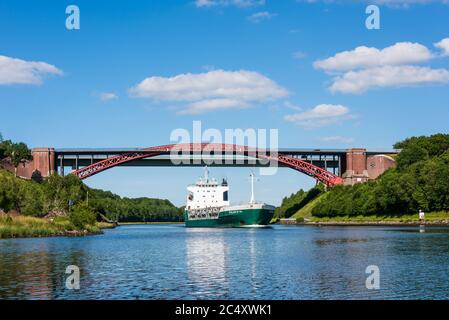 Nord-Ostsee-Kanal. Schiffe passieren die Levensauer Hochbrücke in Kiel-Suchsdorf Stock Photo