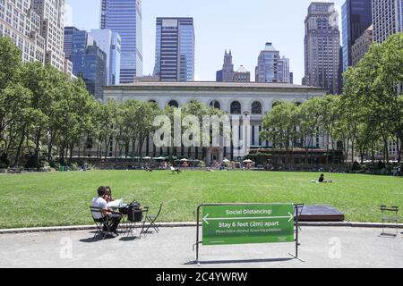 New York, New York, USA. 29th June, 2020. Bryant Park atmosphere during the new coronavirus pandemic (COVID-19).on Manhattan Island in New York City in the United States this Monday, the 29th. Credit: William Volcov/ZUMA Wire/Alamy Live News Stock Photo