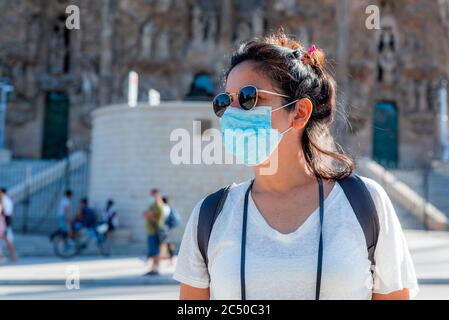 young tourist wearing face mask sightseing in european city. traveling and tourism industry during the corona virus pandemic and covid19 disease, affe Stock Photo